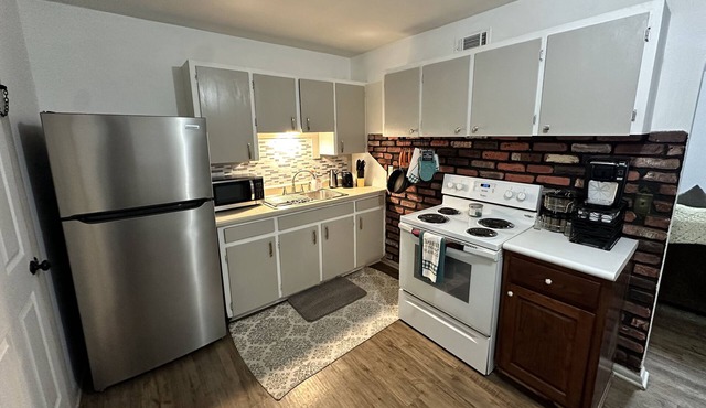 Yellow House with the Red Door - 5 minute drive to Hardrock Casino!