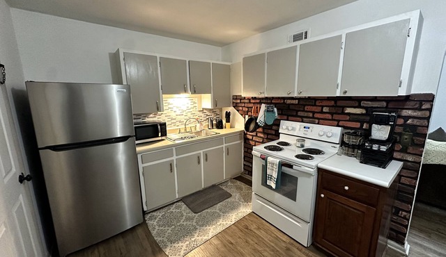 Yellow House with the Red Door - 5 minute drive to Catoosa Hardrock Casino!