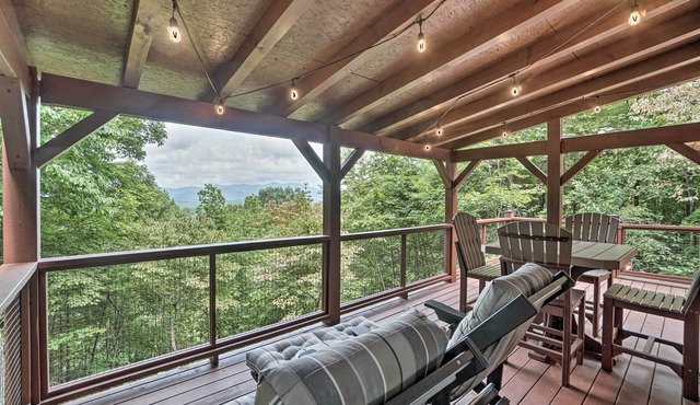 ‘Yellow Mountain’ Blairsville Cabin w/Scenic Deck