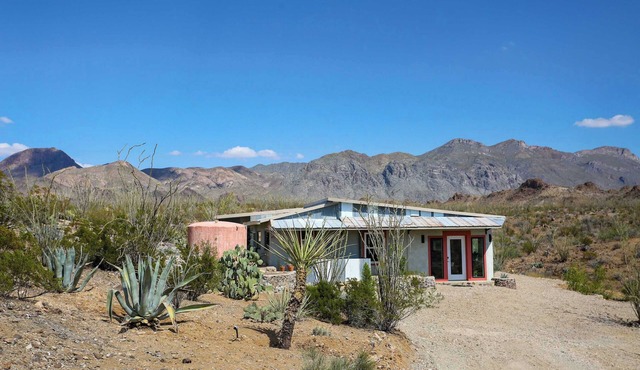 Yellow Mountain House: Colorful 3BR Desert Retreat