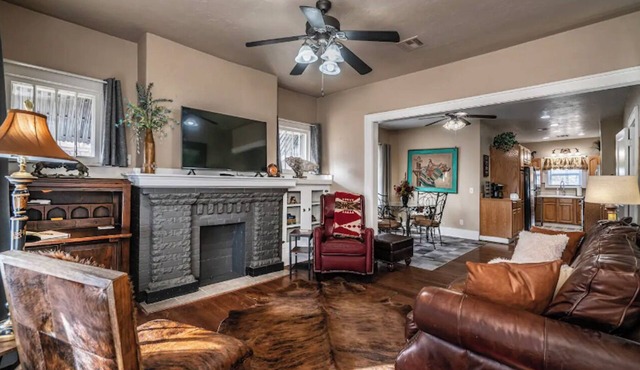 Yellow Stone Western Themed Retreat! By Fairgrounds & Downtown OKC - WiFi!