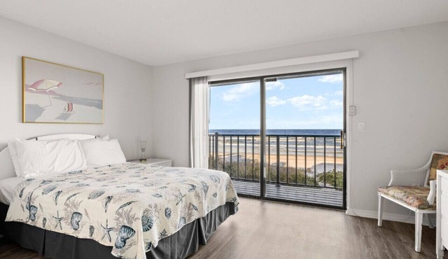 Yellow Sunshine Oceanfront Townhouse, Private Balcony