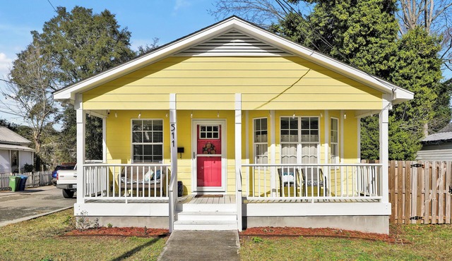 Yellow Swann cozy cottage minutes from Live Oak Pavilion!