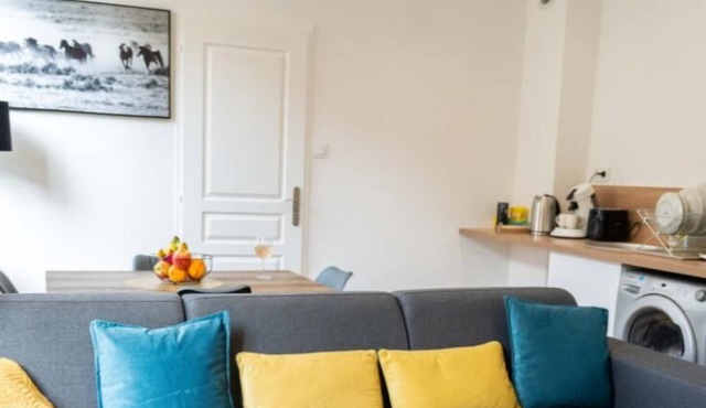 Yellow T2 Cosy Hyper Centre