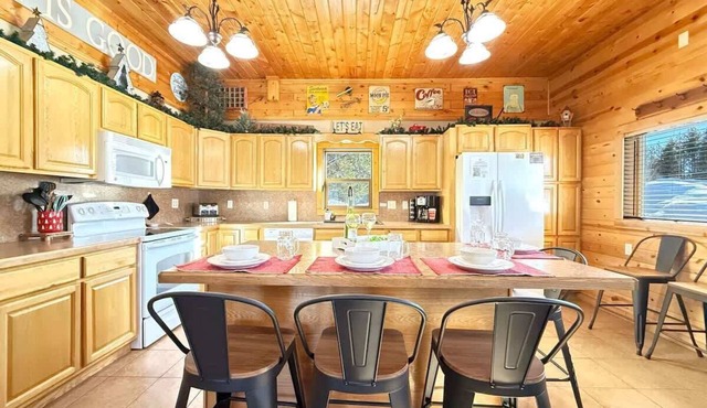 Yellowstone 32 MI | Hot Tub | Wifi | Playground