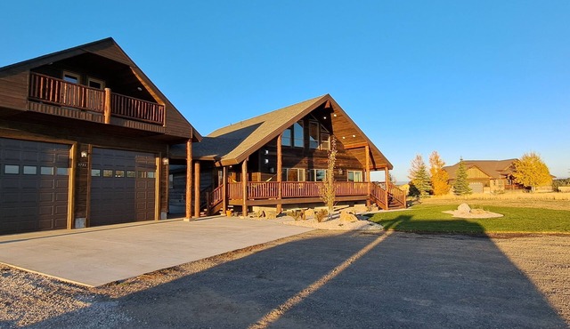Yellowstone 6 Bed 6 Baths+ 2 Bedroom Apartment Optional, HOT TUB, Sleeps 25