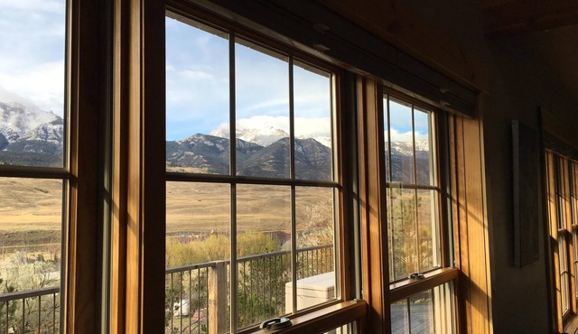 Yellowstone Archview Guesthouse- Stunning Views For Your Ultimate Family Getaway