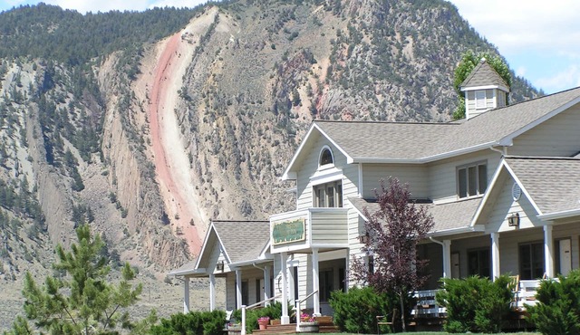 Yellowstone Basin Inn
