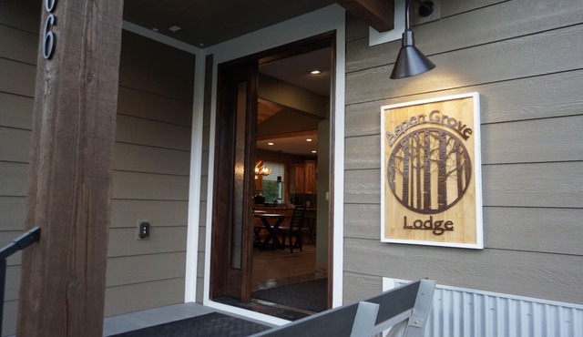 Yellowstone cabin + Hot tub + Fire pit + Heated garage + 3 On-suite bedrooms