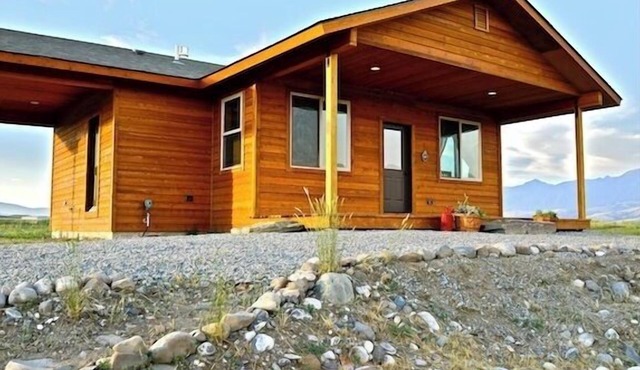Yellowstone Cabin on the River with Private Acre Pond, Five Miles from Chico