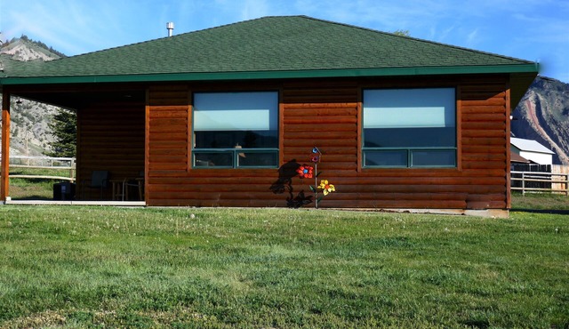 YELLOWSTONE CABIN - THE ELK VIEW CABIN at Yellowstone (River view)