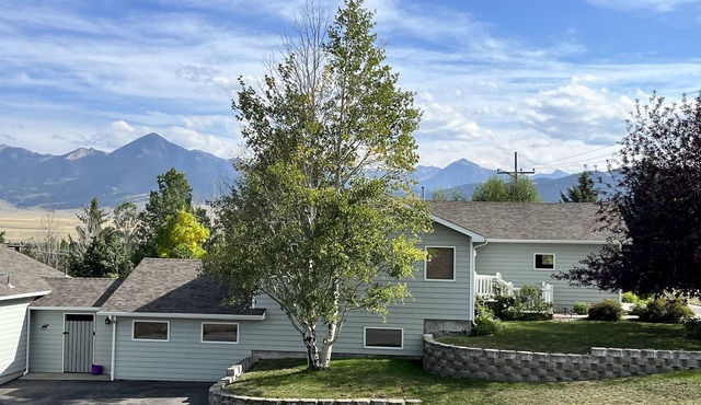 Yellowstone Country Home - Launchpad for a trip of a lifetime!