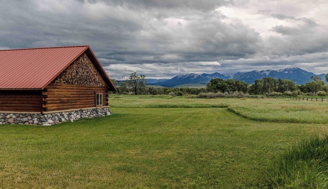 Yellowstone Crest · Yellowstone River frontage