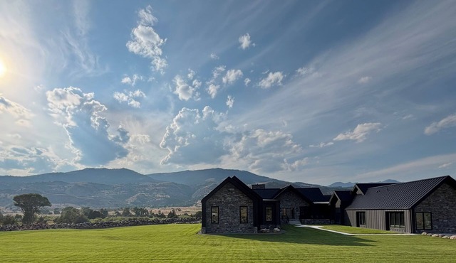Yellowstone Drift Lodge Paradise Valley MT on the banks of the Yellowstone River
