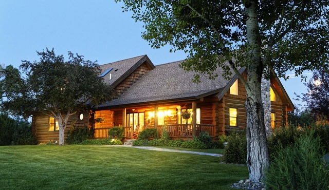 Yellowstone Inspired Lodge - Two Fireplaces