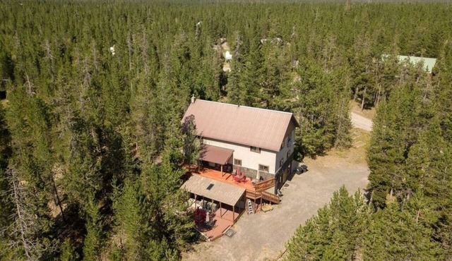 Yellowstone Lodge for Groups | Sleeps 26 | Hot Tub, Game & Billiards