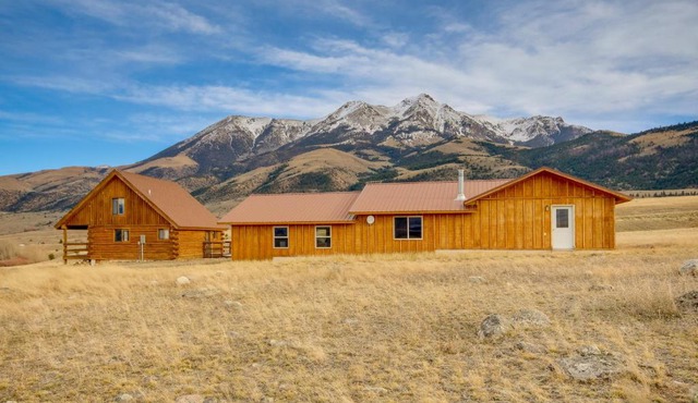 Yellowstone Lodge with Game Room and Panoramic Views