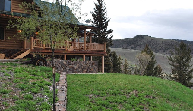 Yellowstone Mountain Lodge, 20 miles from Yellowstone National Park, sleeps 8