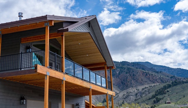 Yellowstone Park Riverfront Chalet