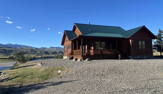 Yellowstone River Frontage Vacation Rental near Yellowstone Park!