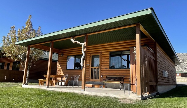 Yellowstone Riverbend Cabin - Waterfront + Wildlife! 3 miles from Gardiner!