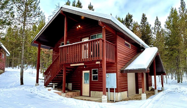 YELLOWSTONE'S 2 bedroom, 2 bathroom upstairs loft. DOG FRIENDLY. Close shopping!