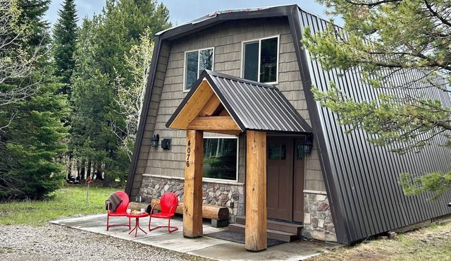 YELLOWSTONE's PREMIER CABIN CLEAN& SPACIOUS KITCHEN with Fireplace, Dog Friendly