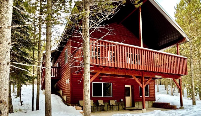 Yellowstone's PREMIER Hideaway! King Bed, Fire Pit, Dog & wheelchair friendly!