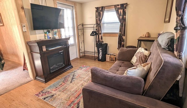 Yellowstone's Treasure Cabin #3, few min drive to Yellowstone Park