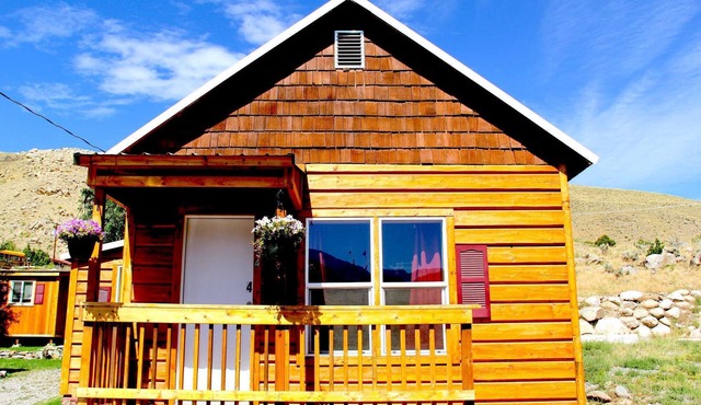 Yellowstone's Treasure Cabin #4, 2 bedrooms & 2 full bathrooms, few min drive to Yellowstone Park