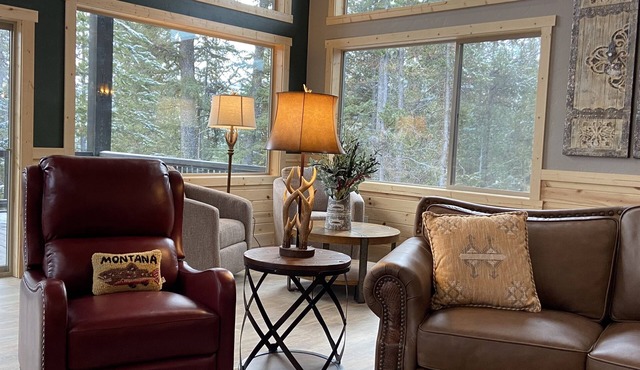 Yellowstone's LUXURY Cabin Retreat, w/Hot Tub! Ten Minutes from Yellowstone NP!