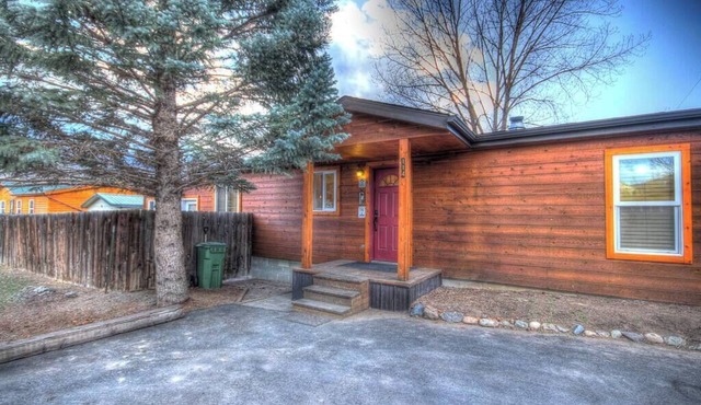 Yellowstone Street River House 3 Bedroom 2 Bathroom at Yellowstone Park Entrance