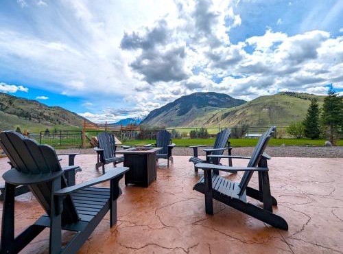 Yellowstone Treasure Retreat