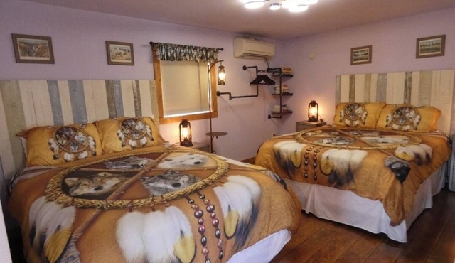 Yellowstone Two Bed Studio Just One Mile From Yellowstone's Main Entrance