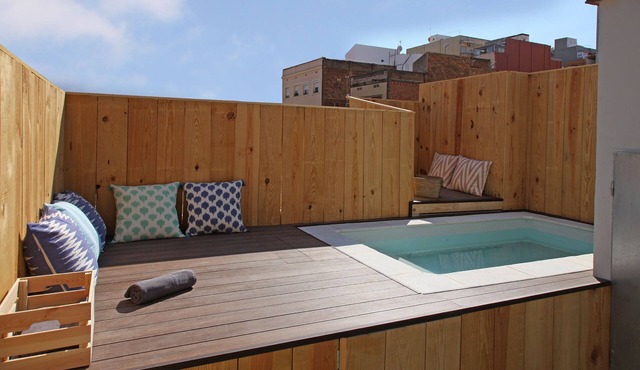 Yelow House. House with terrace and private pool. Barcelona. Close to FCB and Fira BCN