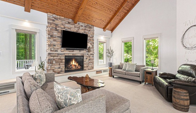 Yemi's Place: Luxe Macatawa Home, Hot Tub, Fire Pit, Game Room