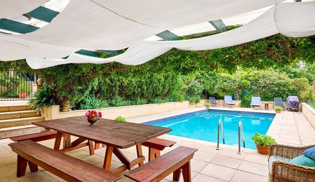 Yeovil House with Pool and Tennis Court