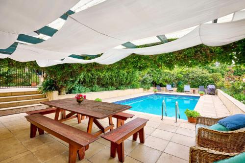 Yeovil House with Pool and Tennis Court