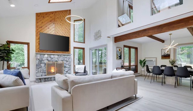 YES! Your Big Hot Tub & 5 BR Poconos Retreat