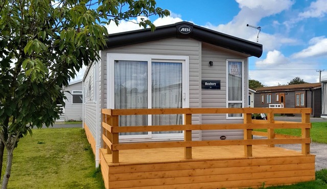 YEW, pet friendly, with a garden in Denny