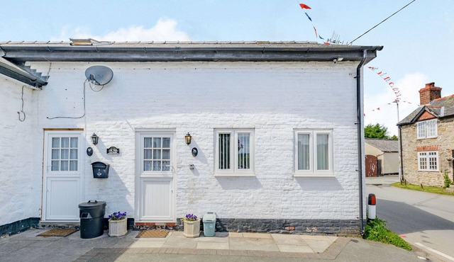 YEW TREE COTTAGE, family friendly, with a garden in Welshpool