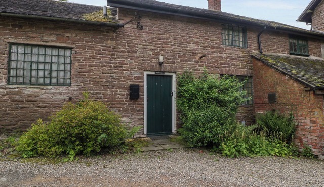 YEW TREE COTTAGE, pet friendly, with open fire in Leominster