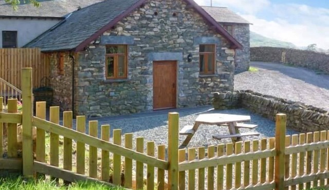 YEW TREE COTTAGE, pet friendly, luxury holiday cottage in Torver