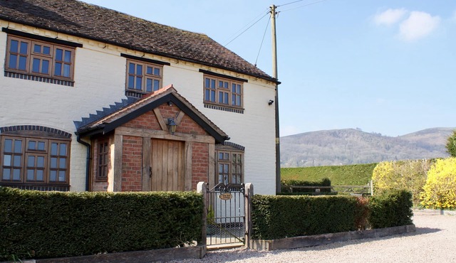 YEW TREE COTTAGE, pet friendly, character holiday cottage in Malvern
