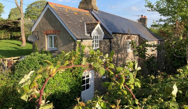 YEW TREE COTTAGE, pet friendly, with open fire in Stoke Fleming