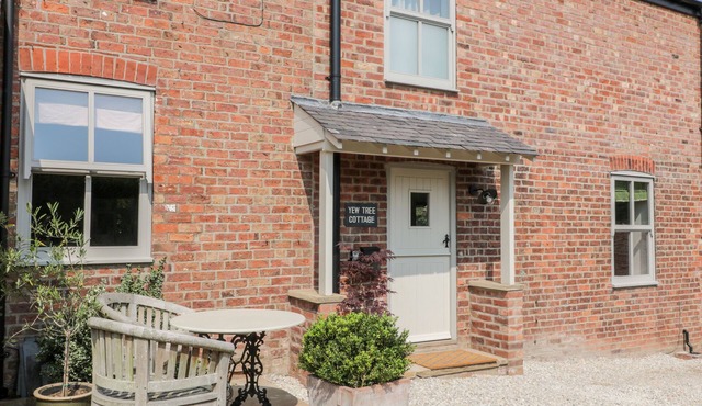 YEW TREE COTTAGE, romantic, with open fire in South Cave