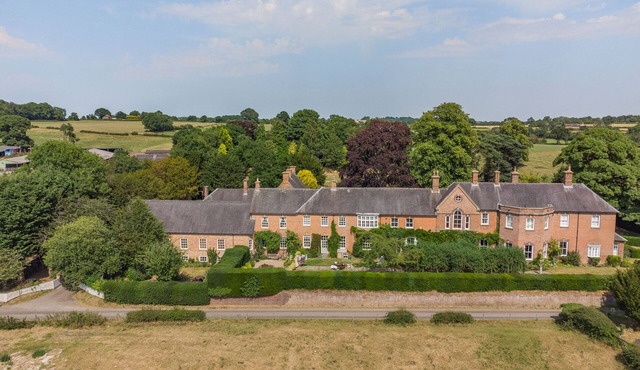 YEW TREE NOOK, family friendly, with hot tub in Ashbourne