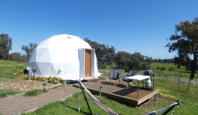 Yidaki - Self Catering Dome accommodation with private deck, BBQ and lawn