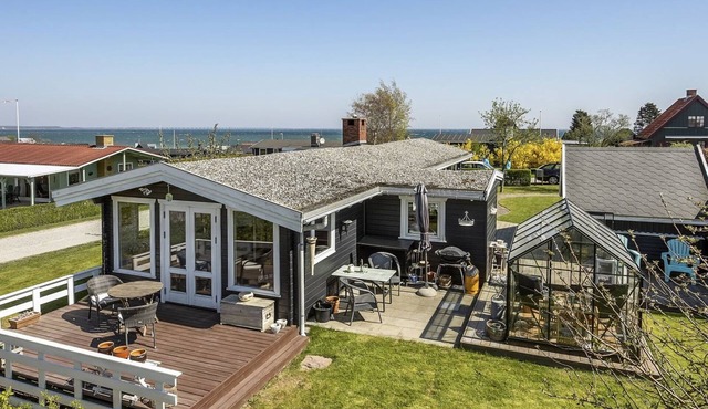 "Ylvie" - 150m from the sea by Interhome