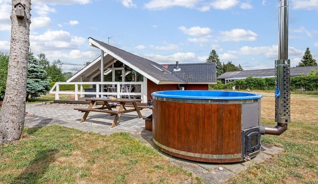 "Ylvie" - 500m from the sea by Interhome